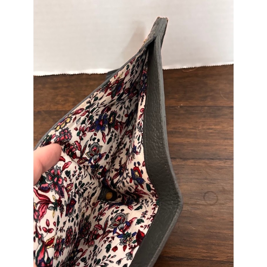 Sapahn Noelle Wristlet Charcoal Gray Pebbled Leather Bifold Wristlet Floral Line — image 4 of 8